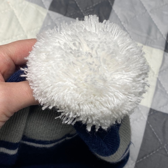 Toronto Maple Leafs Winter Pompom Beanie (Big Kids) - Picture 5 of 7